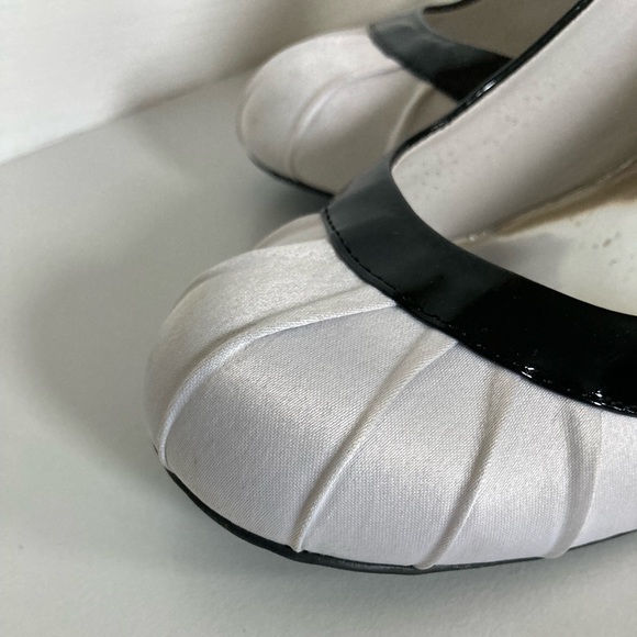 Deb brand women’s black and white heels - worn only once! - Picture 9 of 9